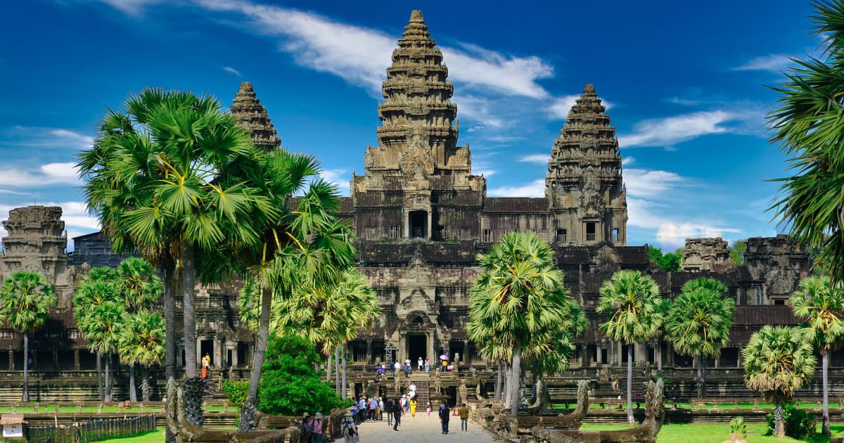 Angkor wat outside with travelers walking around