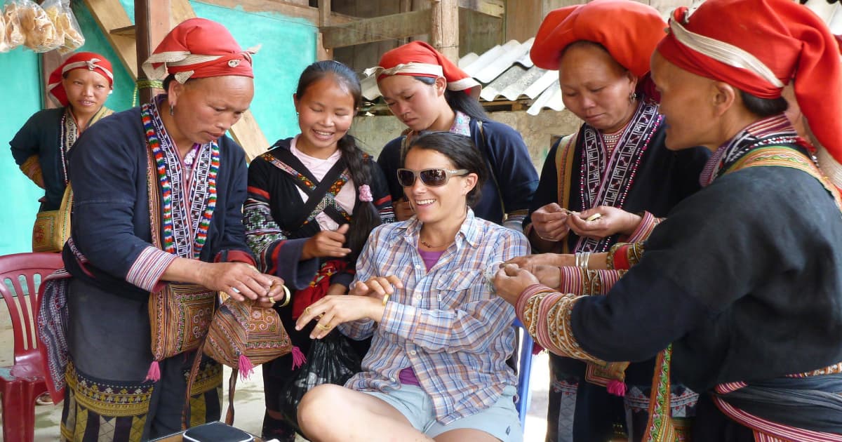 vietnamese women selling jewellery to a traveler