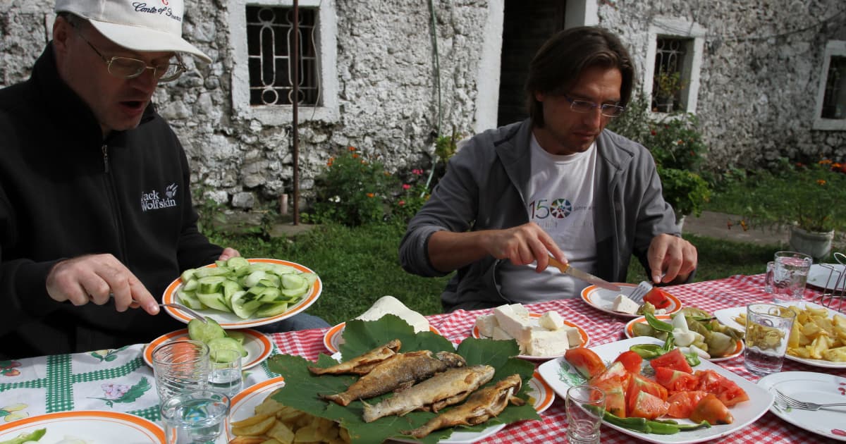 2 travelers enjoying a farm to table meal outdoors