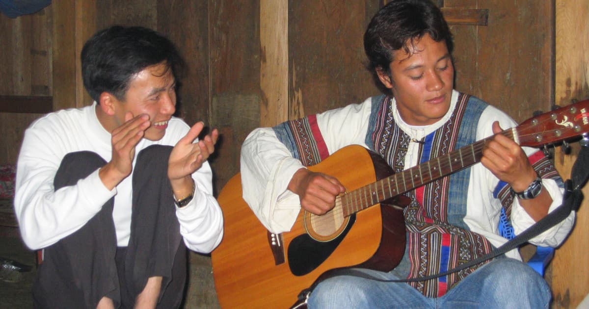 2 locals playing guitar