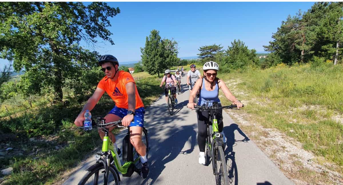 Group tour using electric bikes