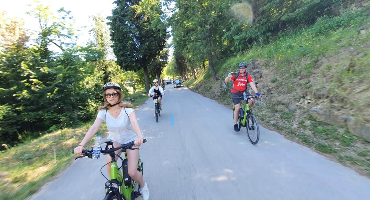 Group tour using electric bikes